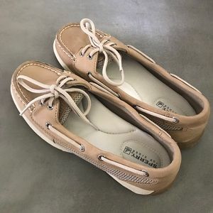 Women’s tan Sperrys